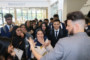infiniti-magician-at-a-school