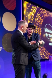 infiniti-magician-on-stage